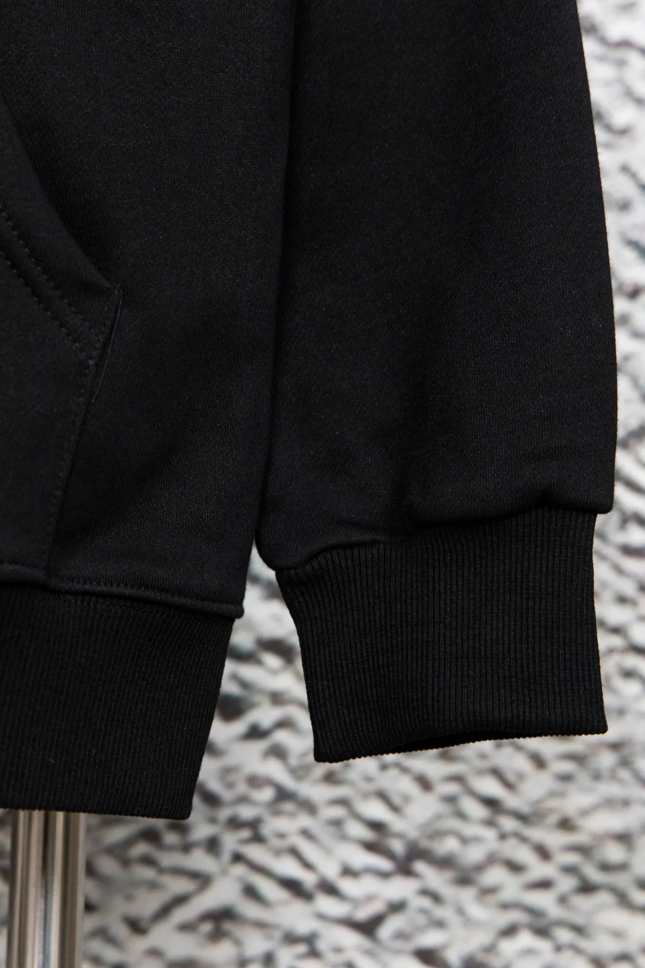 P240 Style No.: Y055 Ralph Lauren/Ralph Lauren pony embroidered zipper cardigan hooded sweatshirt. A one-of-a-kind sweatshirt for autumn and winter is here. You can wear it casually no matter how you wear it! ! This hooded sweatshirt is decorated with the simple style that represents Ralph Lauren and is paired with a pony embroidery pattern, which is three-dimensional and full! The solid color fabric paired with exquisite embroidery instantly sets it off! Hooded sports design, loose and casual fit! The overall texture is very strong! Through the pictures, we can feel the thickness and texture of custom-woven and dyed threads. The workmanship is exquisite. They are shipped from major foreign trade factories. They are all made by masters with many years of experience. Everything is of high standards and requirements! Simple and versatile model ~ Made of imported pique cotton fabric, which is super delicate and soft, close to the body without being tied. All fabrics and accessories are original custom-made and of high quality! Perfectly reflects the brand’s sense of superiority! Standard cut, comfortable stretch, unrestricted movement! Highly practical, high-end and classy! Versatile style ~ can be paired with jeans or jogging pants. Ideal for transitioning from your morning commute to weekend events! Tag, hanging particles, washed, packaging bag, full set of accessories, very good-looking, super exquisite workmanship, size: S-XL, color: navy, black, gray